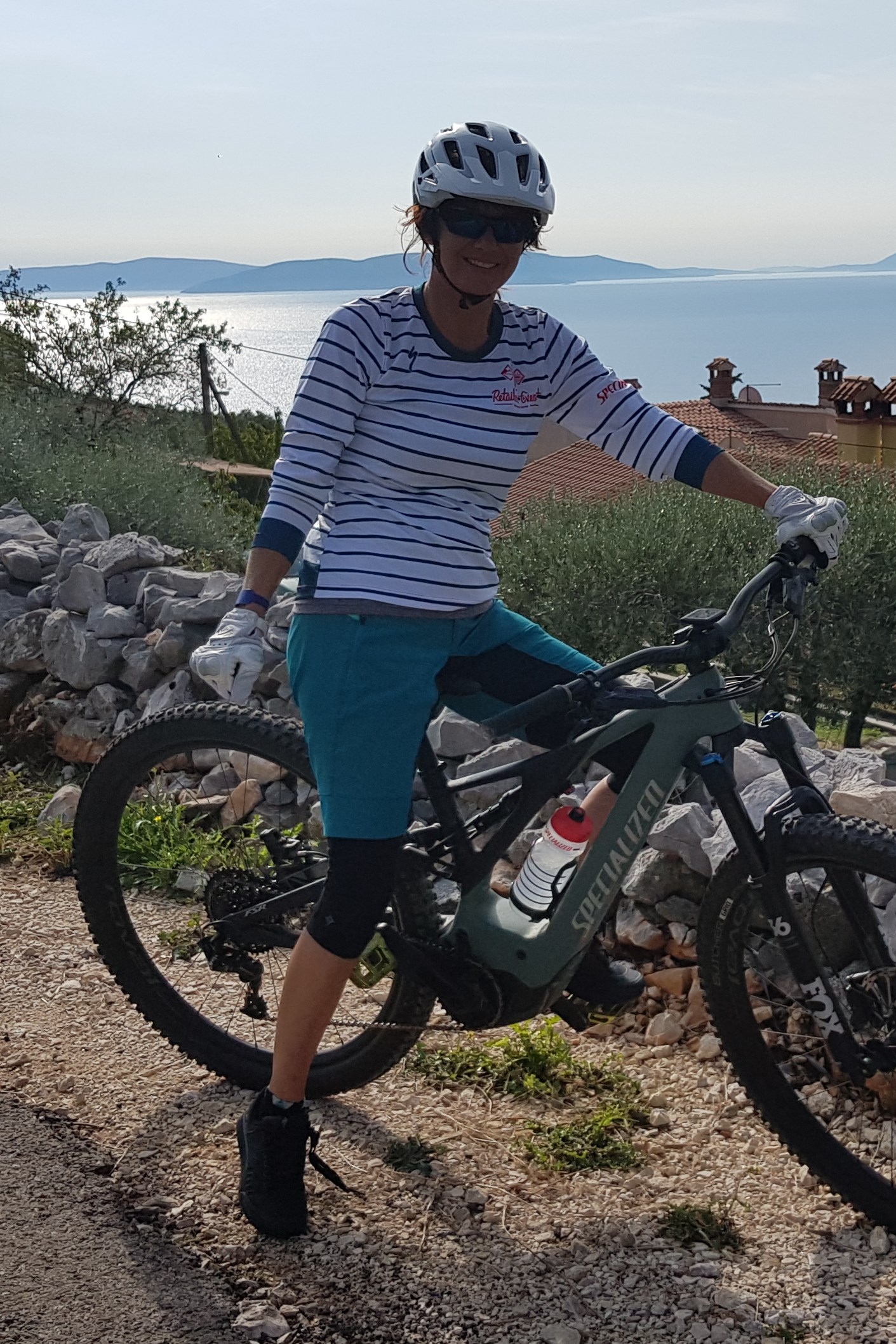 Käthy mit ihrem Mountainbike am Meer